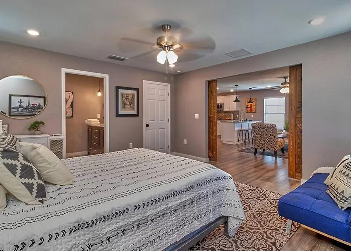 Cozy Haven Attached To Million Home - South Tampa
